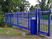 Self-supporting sliding gate with palisade infill from galvanized steel, powder painted