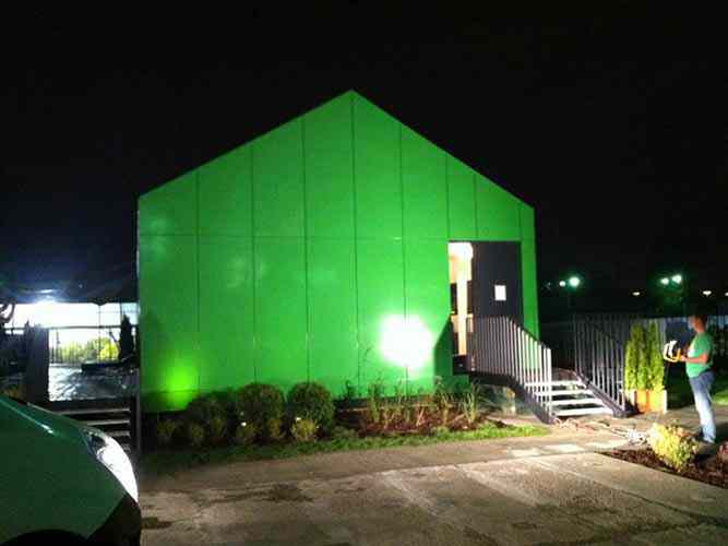Façade covered with powder painted aluminum plates