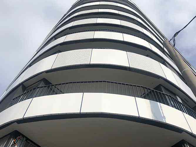 Alucobond facade panels and balcony railings made of steel profiles